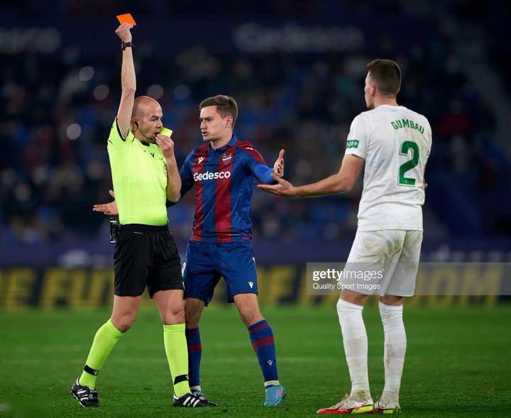 包含罗马发布备战花絮，集结日主帅复盘，西甲任务艰巨，更衣室氛围转暖的词条